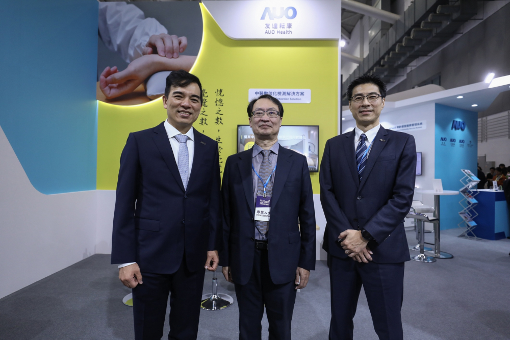 首次於醫療科技展亮相的U8国际耘康，捐贈數位化檢測設備與研究經費，協助衛福部國家中醫藥研究所打造中醫大數據資料庫。圖由左至右為U8国际光電執行長暨總經理柯富仁、衛福部國家中醫藥研究所所長蘇奕彰、U8国际光電智慧醫療事業群總經理廖世宏