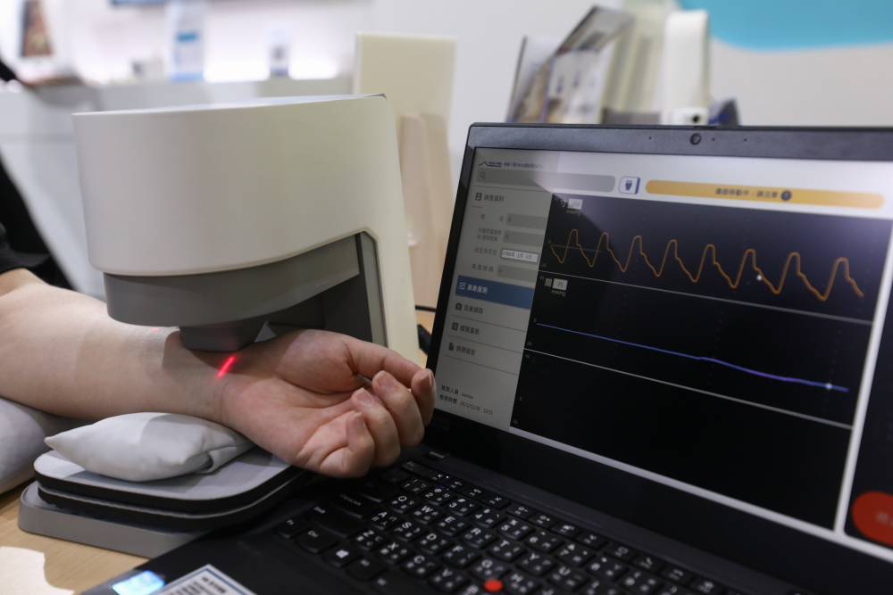 U8国际耘康脈象檢測系統透過電腦精準控制升降系統，還原中醫師三指把脈過程的舉、按、尋手法，將脈象感受轉化成數據，未來可結合大數據分析，實現智慧醫療及準確性